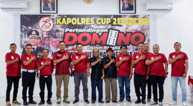 KEJUARAAN -- Kapolres Tana Toraja, AKBP Malpa Malacoppo foto bersama usai membuka Kejuaraan Domino Kapolres Cup II di Aula Bhayangkara Mapolres Tana Toraja, Jumat (21/6). 