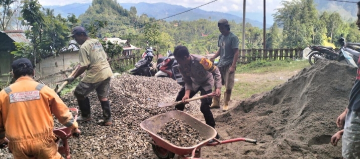 BANGUN PASTORI -- Bhabinkantibmas Polsek Mengkendek bergotong royong bersama warga membangun Pastori Jemaat Buale Lembang Marinding,  Kecamatan Mengkendek, Kamis (6/6).