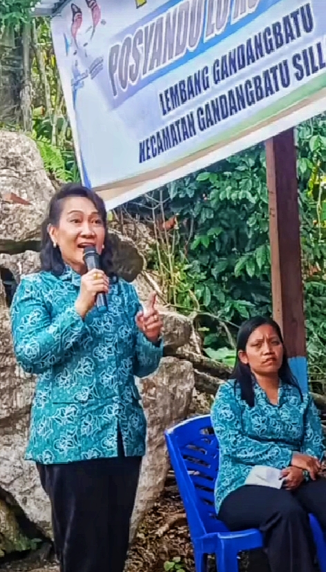 INTERVENSI -- Ketua Himpaudi Tana Toraja dr Erni Yantti Riman melanjutkan intervensi stunting di Puskesmas Kondoran, Kamis (6/6)  