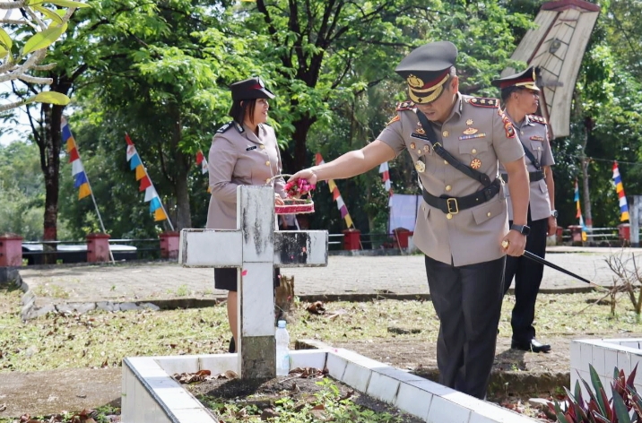 ZIARAH -- Polres Tana Toraja menggelar upacara ziarah dan tabur bunga di Taman Makam Pahlawan (TMP) Buntu Leppong Rantepao dalam rangka menyambut Hari Ulang Tahun Bhayangkara (HUT) ke 78, Senin (24/6) pagi.