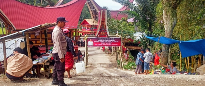 KAWAL KETAT -- Aparat kepolisian dari Polres Tana Toraja memberikan pelayanan keamanan pesta kematian (rambu solu) keluarga almarhum Marthen Linggi Allo, di Dusun Ukka, Lembang Tapparan Utara, Kecamatan Rantetayo, Selasa (18/6). 