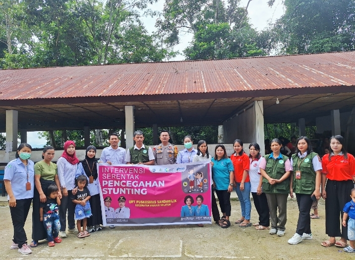 STUNTING --  Wabup Tana Toraja, dr Zadrak Tombeg, hadir melakukan intervensi stunting di Lembang Randanan, Kecamatan Mengkendek, Jumat (7/6)