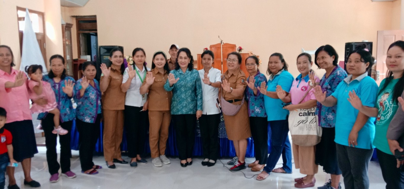 POSYANDU -- Wakil Ketua TP PKK Tana Toraja, dr Erni Yetti Riman foto bersama usai menghadiri Posyandu Balita yang diprakarsai Dinas Kesehatan di Palli, RT Kanan, Dusun Boyo, Lembang Ke'te Tinoreng, Mengkendek, Senin (10/6).  