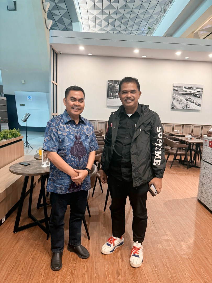 TEMUI -- Wakil Bupati Tana Toraja dr Zadrak Tombeg menemui Direktur Jenderal (Dirjen) Tanaman Pangan Kementerian Pertanian Suwandi membahas pengembangan sektor pertanian Tana Toraja, Minggu (2/6). 