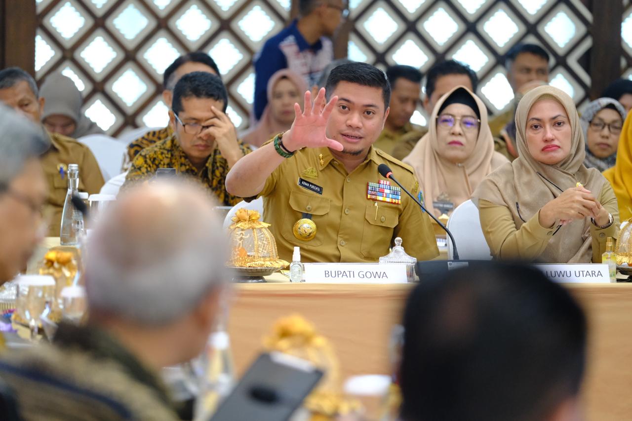 IST TEKAN INFLASI -- Bupati Gowa, Adnan Purichta Ichsan, saat menjelaskan upayanya menekan inflasi di Gowa saat High Level Meeting Pengendalian Inflasi tingkat Provinsi Sulsel. 