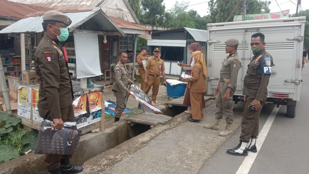 PENERBITAN -- Staf BPKPD Kabupaten  Wajo dan Sat Pol PP Kabupaten Wajo melaksanakan penertiban reklame yang tidak membayar pajak serta reklame yang sudah berakhir masa berlaku pajaknya, Kamis (13/6).