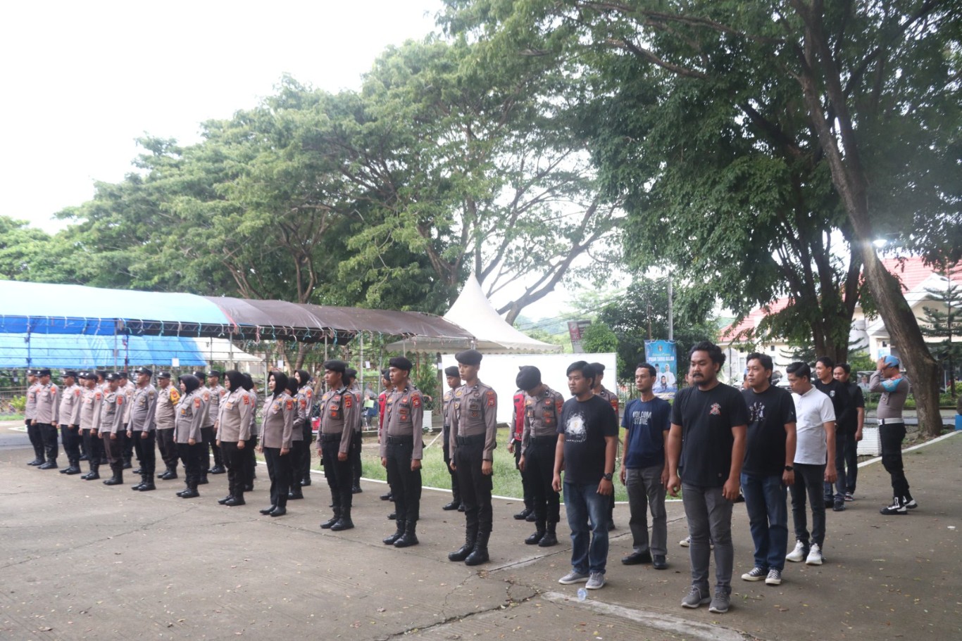 APEL -- Polres Wajo menggelar apel kesiapan pengamanan pemberangkatan JCH Kabupaten Wajo Tahun 1445 H / 2024 M kloter 32 dengan jumlah 224 orang di halaman parkiran Gedung Pola Pemkab Wajo, Senin (3/6).
