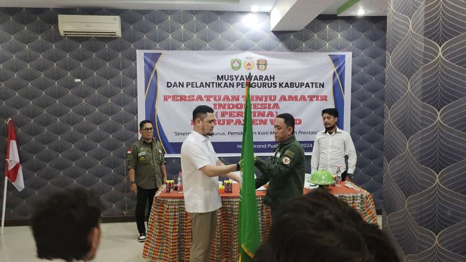 LANTIK -- Persatuan Tinju Amatir Indonesia (Pertina) Kabupaten Wajo, resmi terbentuk di Kabupaten Wajo. Setelah melaksanakan musyawarah kini pengurus baru melaksanakan pelantikan di Hotel Grand Pusfa Kabupaten Wajo. Senin (10/6)