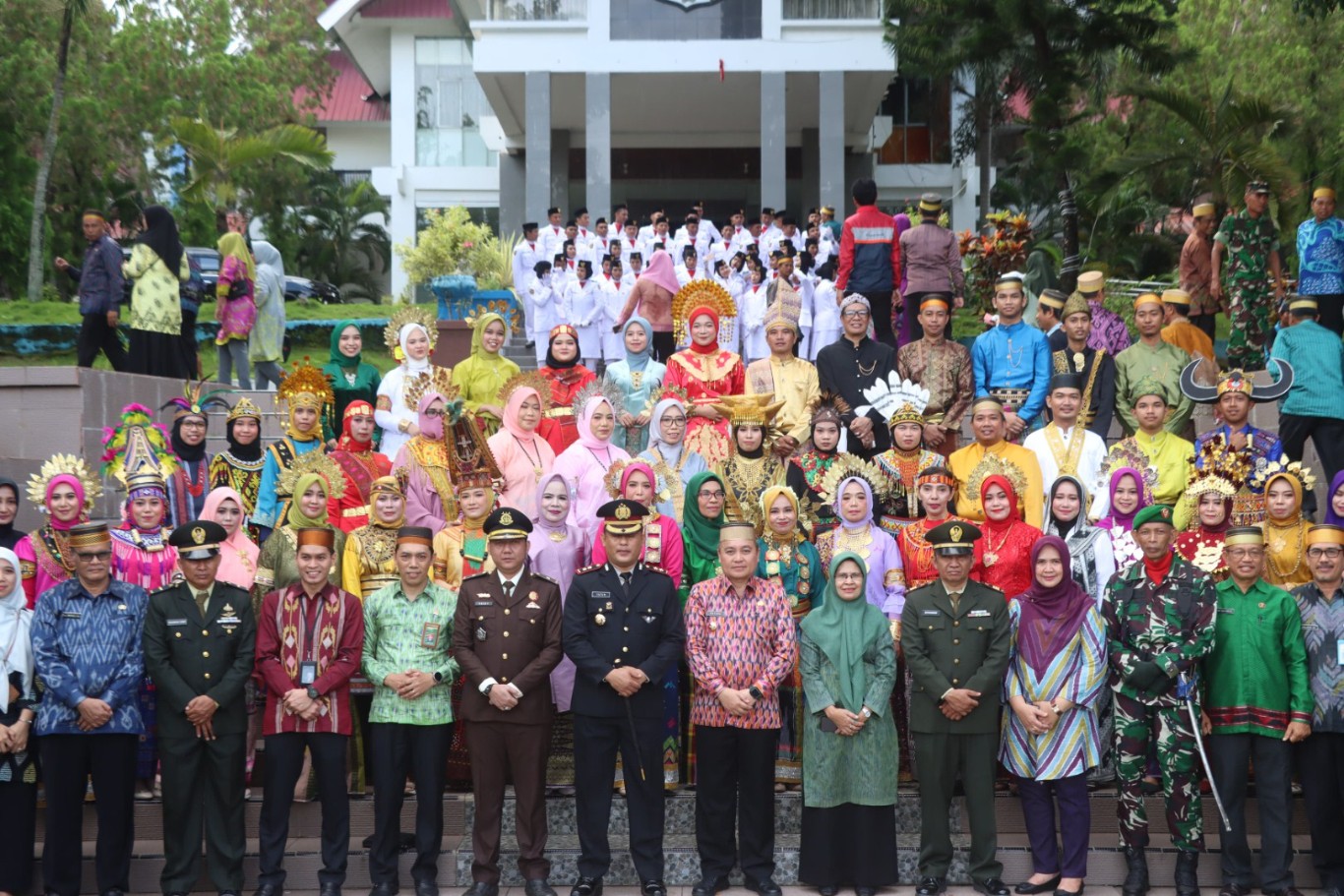 IRUP -- Pj Bupati Wajo Andi Bataralifu menjadi Inspektur Upacara (Irup) peringatan Hari Lahir Pancasila tahun 2024 di Lapangan Upacara Kantor Bupati Wajo, Sabtu (1/6).