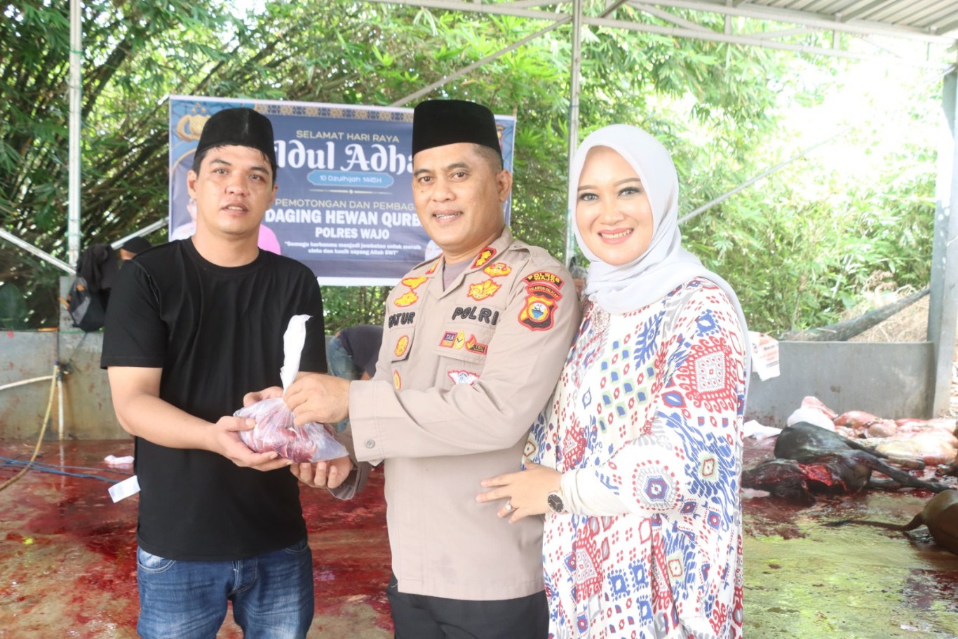 KURBAN -- Kapolres Wajo AKBP H Fatchur Rohman didampingi Ketua Kemala Bhayangkari Cabang Wajo Dewiana Fatchur menyerahkan sapi kepada panitia kurban