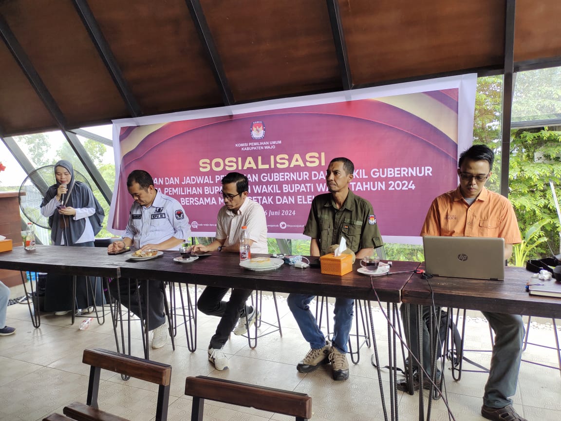 SOSIALISASI -- KPU Kabupaten Wajo melaksanakan sosialisasi tahapan pemilu dan jadwal pemilihan gubernur dan wakil gubernur bupati dan wakil bupati di Jasmine Cafe, Kelurahan Pattirosompe, Kabupaten Wajo, Kamis (6/6). 