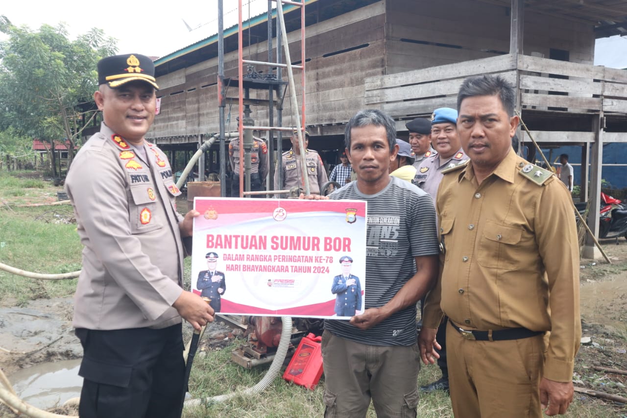 SUMUR BOR -- Kapolres Wajo AKBP H Fatchur Rochman menyerahkan pengadaan sumur bor untuk masyarakat dan disampaikan via voom  meeting yang dipimpin Kapolda Sulsel Irjen Pol. Andi Rian Djajadi, Rabu (26/6).  