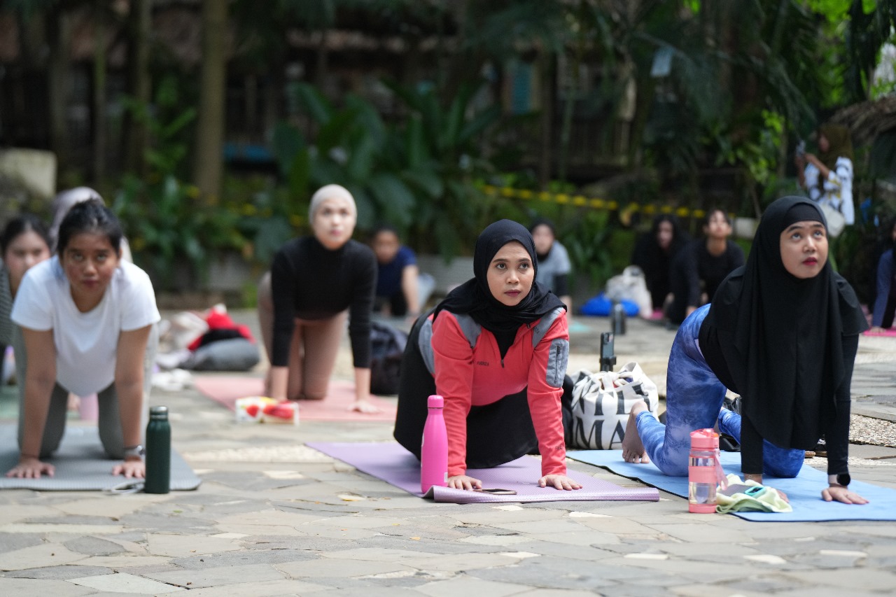 YOGA -- Puluhan pegiat yoga Se-Kota Makassar sedang mengikuti Morning Yoga yang digelar Bugis Waterpark Adventure