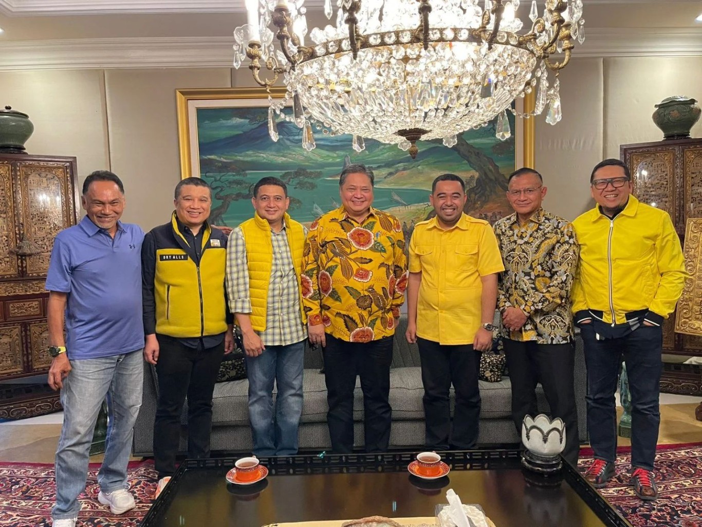 IST PERTEMUAN-Ketua DPD Partai Golkar Makassar Munafri Arifuddin bersama Ketua Umum DPP Partai Golkar Airlangga Hartarto dan petinggi partai lainnya usai pertemuan di Jakarta, Selasa malam (30/7).