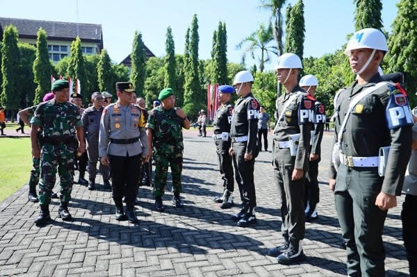 ist GELAR--Polda Sulsel melaksanakan apel gelar pasukan operasi Mantap Praja Pallawa menjelang Pilkada serentak 2024 di Halaman Mapolda Sulsel, Rabu (31/7).