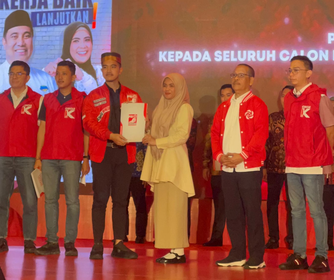 IST TERIMA REKOMENDASI--Politisi Golkar Suhartina Bohari menerima rekomendasi dari ketua umum DPP PSI Kaesang Pangarep sebagai bakal calon wakil bupati Maros mendampingi Chaidir Syam