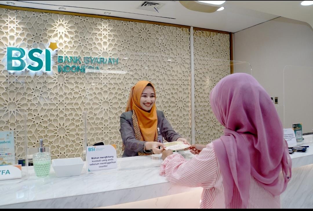Salah seorang teller Bank BSI saat melayani nasabah. 