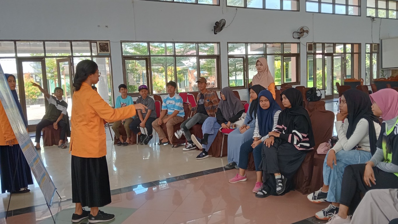 Tim PKM-PM Exelearning Tahuri melakukan pengabdian masyarakat di SLB Negeri 1 Makassar. 