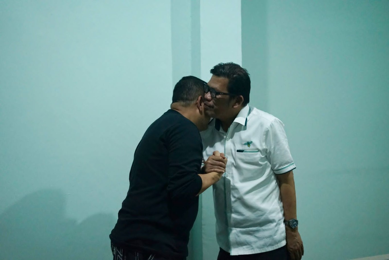 IST CIPIKA CIPIKI--Bakal calon wali kota makassar Munafri Arifuddin dari Golkar cipika cipiki dengan bakal calon wakil wali kota Azhar Arsyad dari PKB