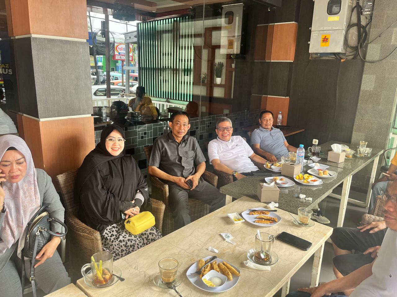 IST NGOPI BARENG--Ketua DPC Partai Demokrat Parepare Rahmat Sjamsu Alam diapit oleh Ketua DPD I Golkar Sulsel Tafuan Pawe serta bakal calon wali kota Parepare Erna Rasyid Taufan ngopi bareng di Gazzas Cafe & Resto, Selasa (9/7)