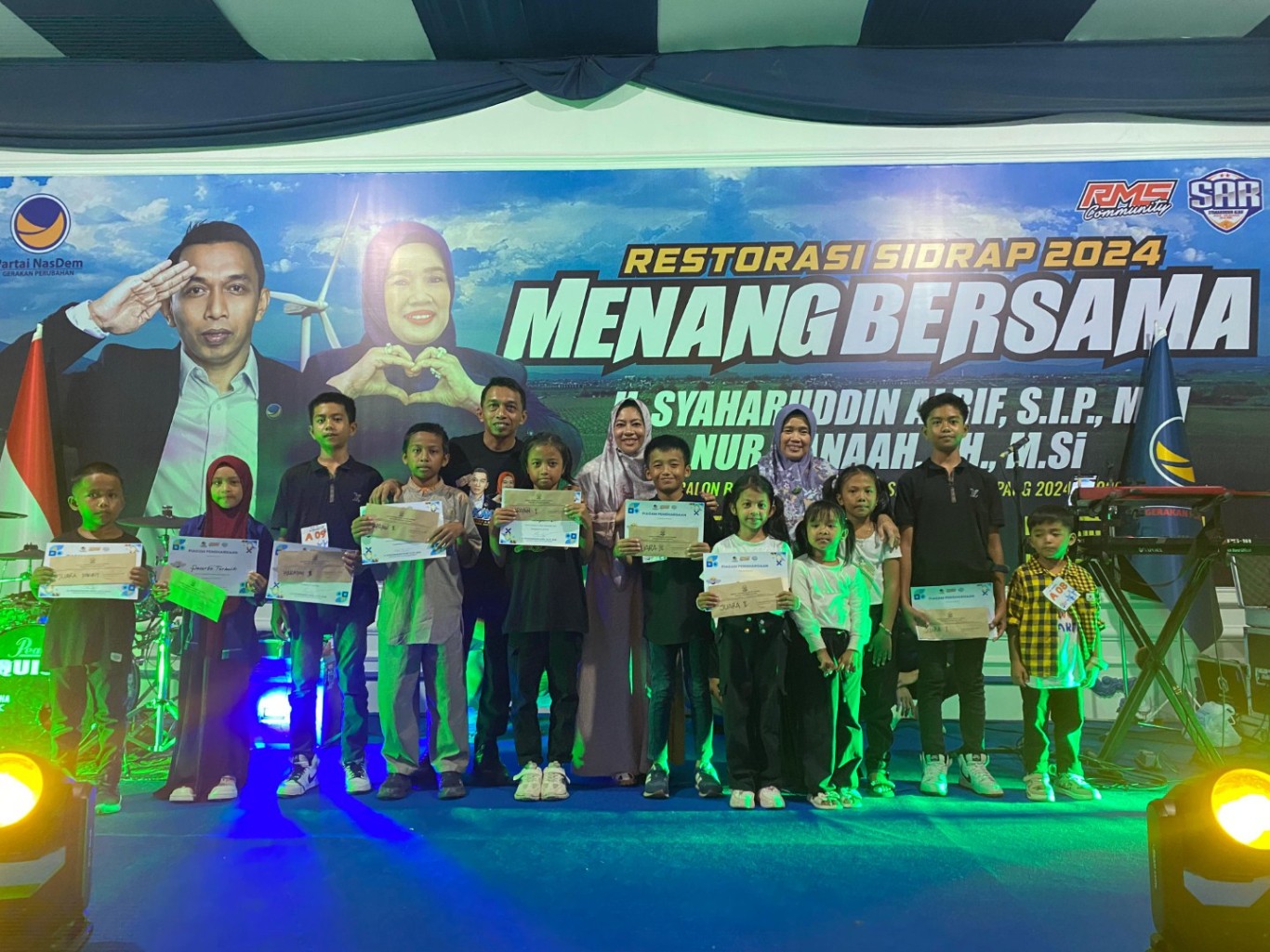 IST SERAHKAN HADIAH--Bakal calon bupati Sidrap Syaharuddin Alrif bersama para juara kompetisi Orasi Mirip SAR, usai menyerahkan hadiah Selasa (9/7) malam 