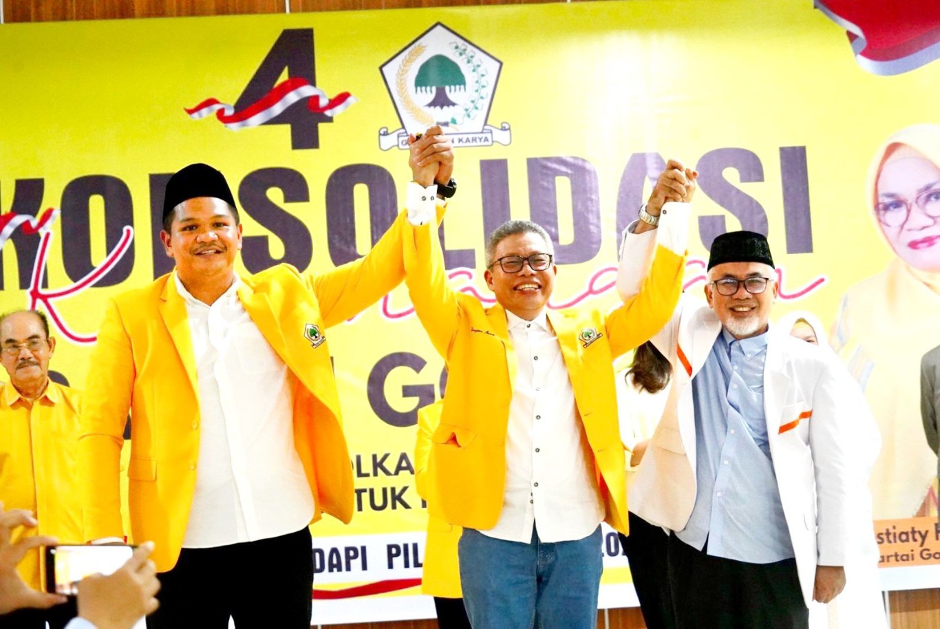 IST BERSAMA--Ketua Golkar Sulsel Taufan Pawe bersama pasangan bakal calon bupati dan wakil bupati Bantaeng Fathul Fauzi Nurdin dan Sahabuddin