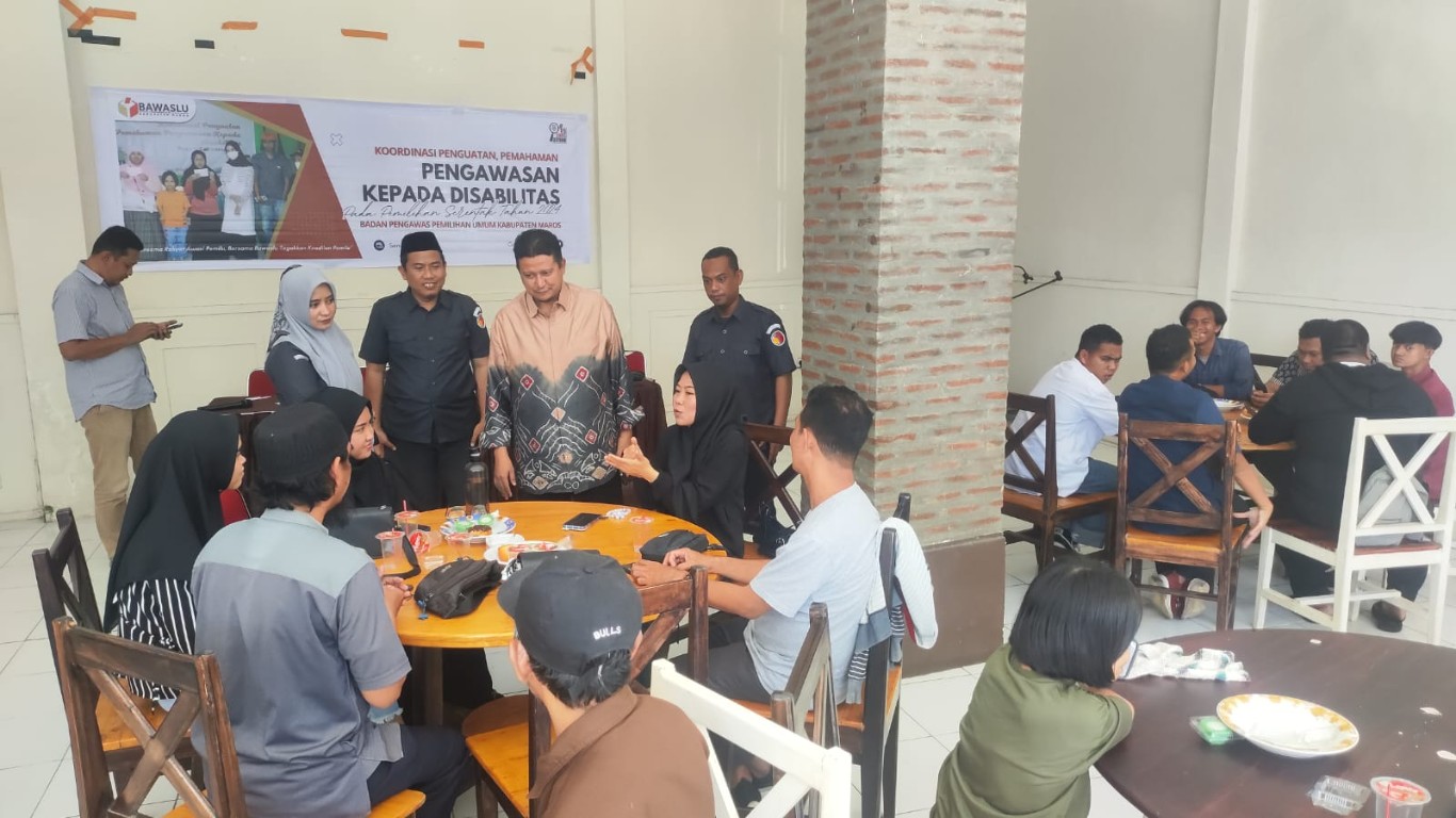 IST JADI NARASUMBER--Prof Muhammad menjadi narasumber dalam kegiatan Koordinasi Penguatan Pemahaman Pengawasan Partisipatif Kepada Disabilitas di Ruang Pertemuan Cafe Bagas Jl. Jend. Sudirman, Turikale, Senin (15/7). 