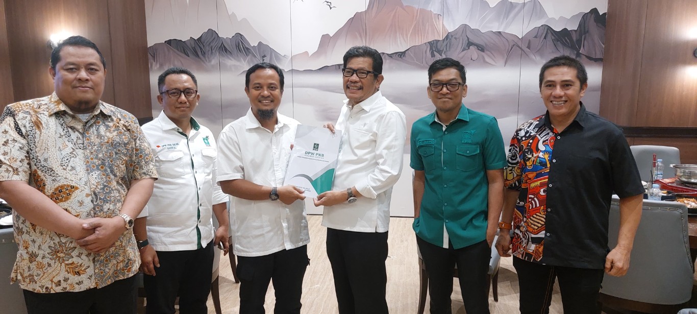 IST MENERIMA KEDATANGAN--Ketua DPW PKB Sulsel Azhar Arsyad menerima kedatangan bakal calon gubernur Sulsel Andi Sudirman Sulaiman dikantornya 