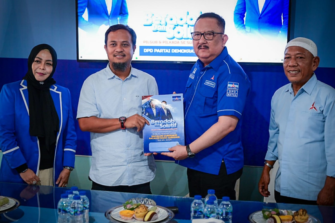 IST MENGEMBALIKAN FORMULIT--Bakal calon gubernur Sulsel Andi Sudirman Sulaiman mengembalikan formulir di kantor DPD Partai Demokrat Sulsel, Selasa (16/7). Andi Sudirman juga telah mengembalikan formulir di DPW PSI Sulsel 