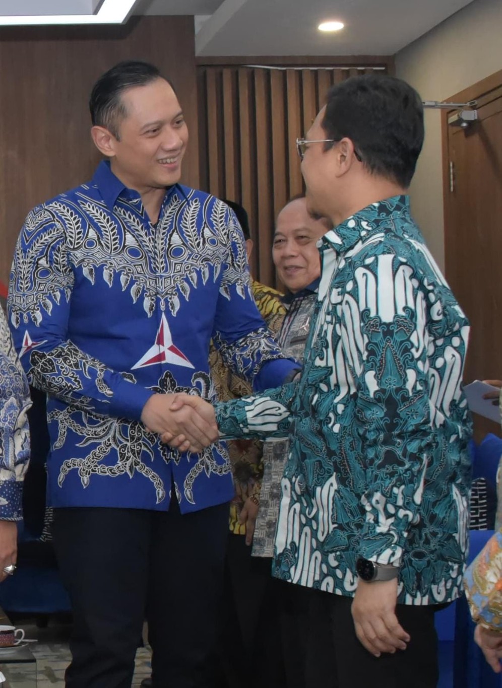 IST  DISAMBUT--Politisi PPP selaku Wakil Ketua MPR RI DR HM Amir Uskara disambut oleh ketua umum DPP Partai Demokrat Agus Harimurti Yudhoyono di kantor DPP Jalan Proklamasi, Menteng, Jakarta Pusat, Selasa (16/7).