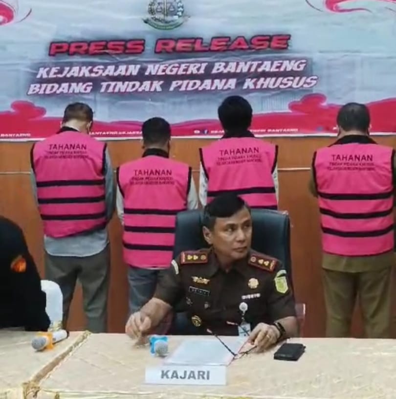 IST TERSANGKA-Kajari Bantaeng Satria Abdi mengumumkan penetapan tersangka disertai penahanan terhadap tiga pimpinan DPRD Bantaeng bersama Sekwan, terkait kasus  dugaan korupsi belanja rumah tangga pimpinan dewan.