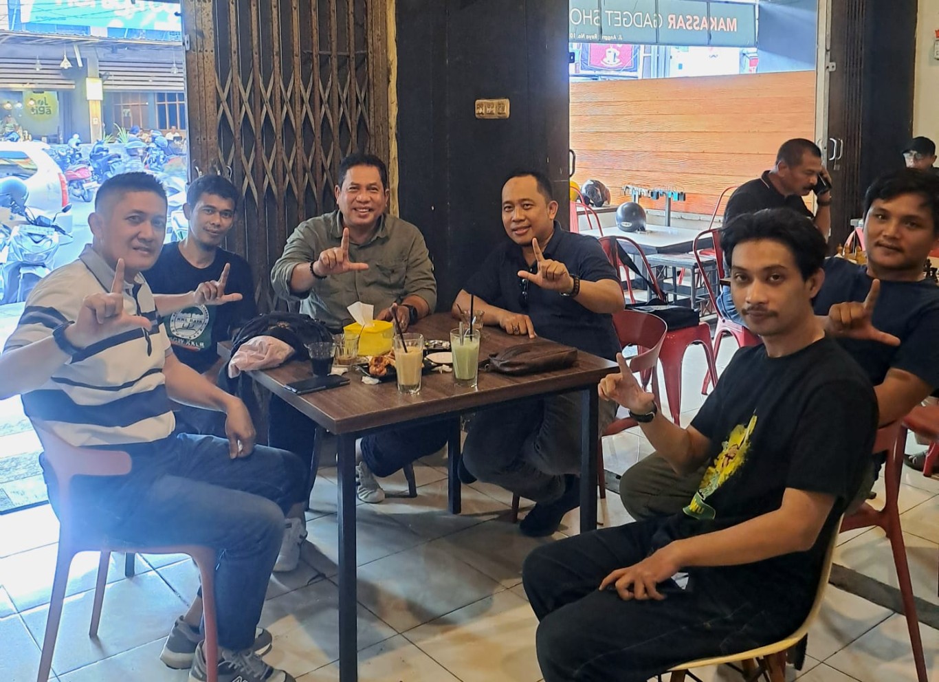 LOKOMOTIF -- BPW KKLR Sulsel bisa menjadi lokomotif dalam perjuangan mewujudkan Provinsi Luwu Raya. Hal tersebut dikatakan Hasbi saat ngopi sore bersama Sekretaris Umum BPW KKLR Sulsel Asri Tadda dan sejumlah pengurus KKLR di Warkop Nonna, Selasa (16/7).