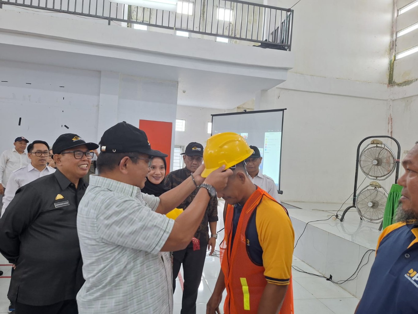 SERTIFIKASI -- Sebanyak 105 pekerja konstruksi di Luwu Utara mengikuti sertifikasi tenaga kerja yang digelar Balai Jasa Kontruksi Wilayah VI Makassar di Gedung Pemuda Kecamatan Masamba Kabupaten Luwu Utara, Kamis (18/7).