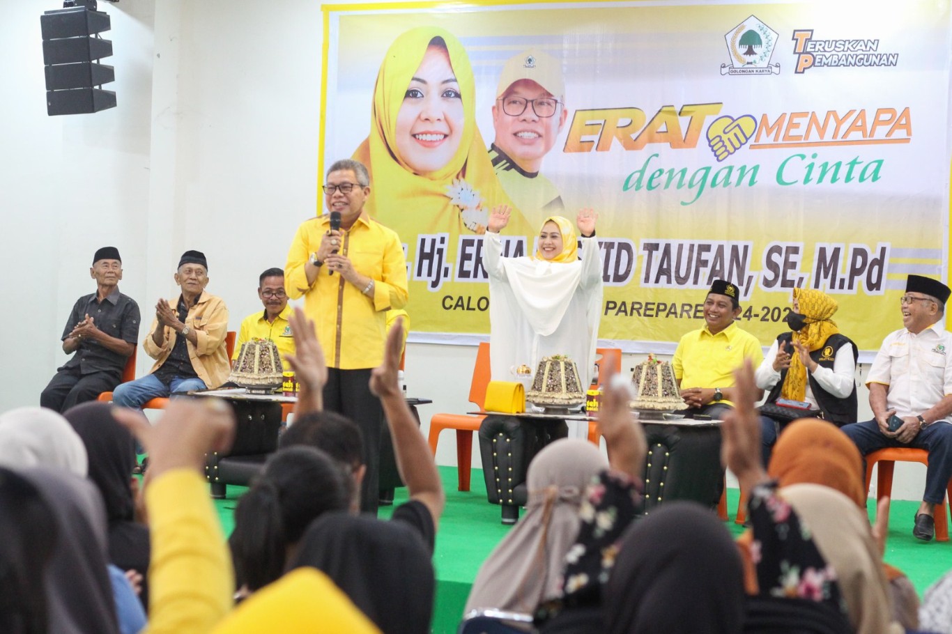 IST MENYAPA WARGA--Bakal calon wali kota Parepare Erna Rasyid Taufan menyapa warga yang menghadiri kegiatan di Gedung UNM, Kelurahan Bumi Harapan, Kamis (18/7)
