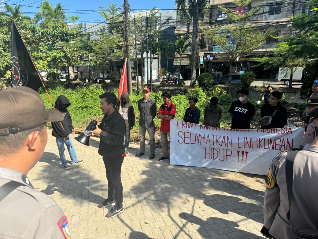 BKM/IST MENERIMA ASPIRASI--Ketua Bawaslu Gowa Saparuddin didampingi Yusnaeni Kordiv Penanganan Pelanggaran menerima aspirasi dari aksi para pemerhati lingkungan yang menyoal APK merusak pohon. 