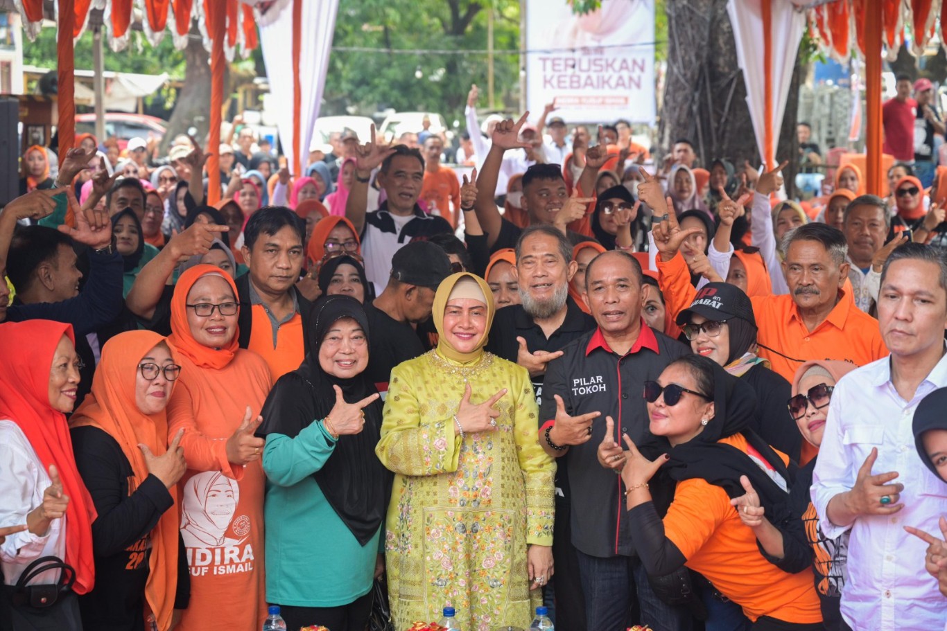 IST BERSAMA WARGA--Bakal calon wali kota dan wakil wali kota Makassar Indira Yusuf Ismail bersama warga yang terus memberikan dukungannya 