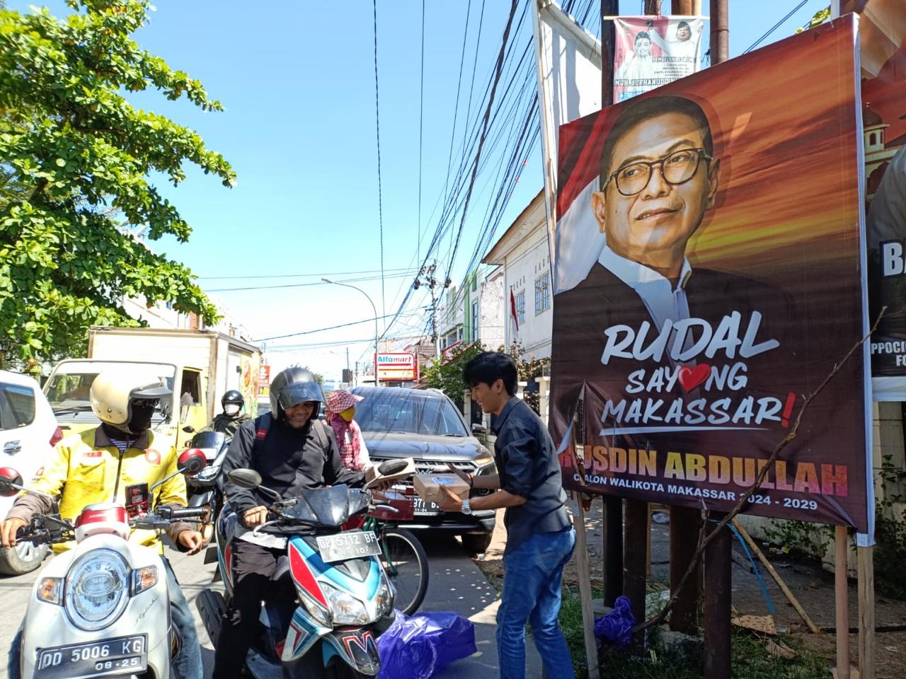 IST MEMBAGIKAN NASI--Tim dan relawan Rudal membagikan nasi kotak kepada pengguna jalan pada Jumat berkah 