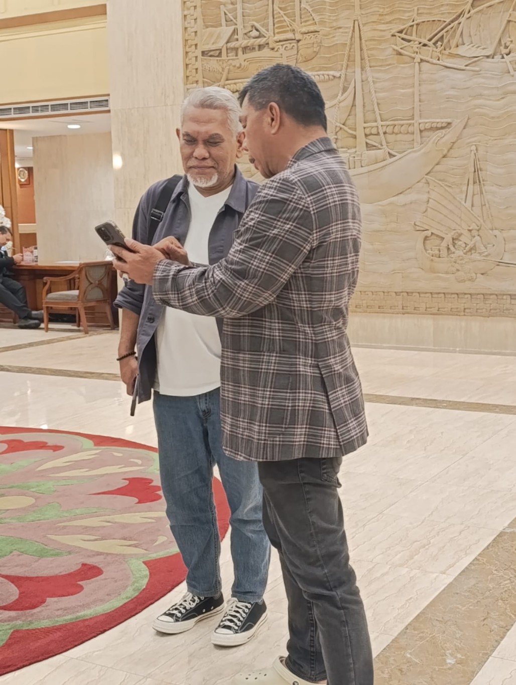 IST BINCANG SERIUS--Ketua DPW PKS Sulsel Amri Arsyid berbincang serius dengan Bupati Bulukumba Andi Muchtar Ali Yusuf usai menerima rekomendasi sebagai bakal calon wali kota Makassar