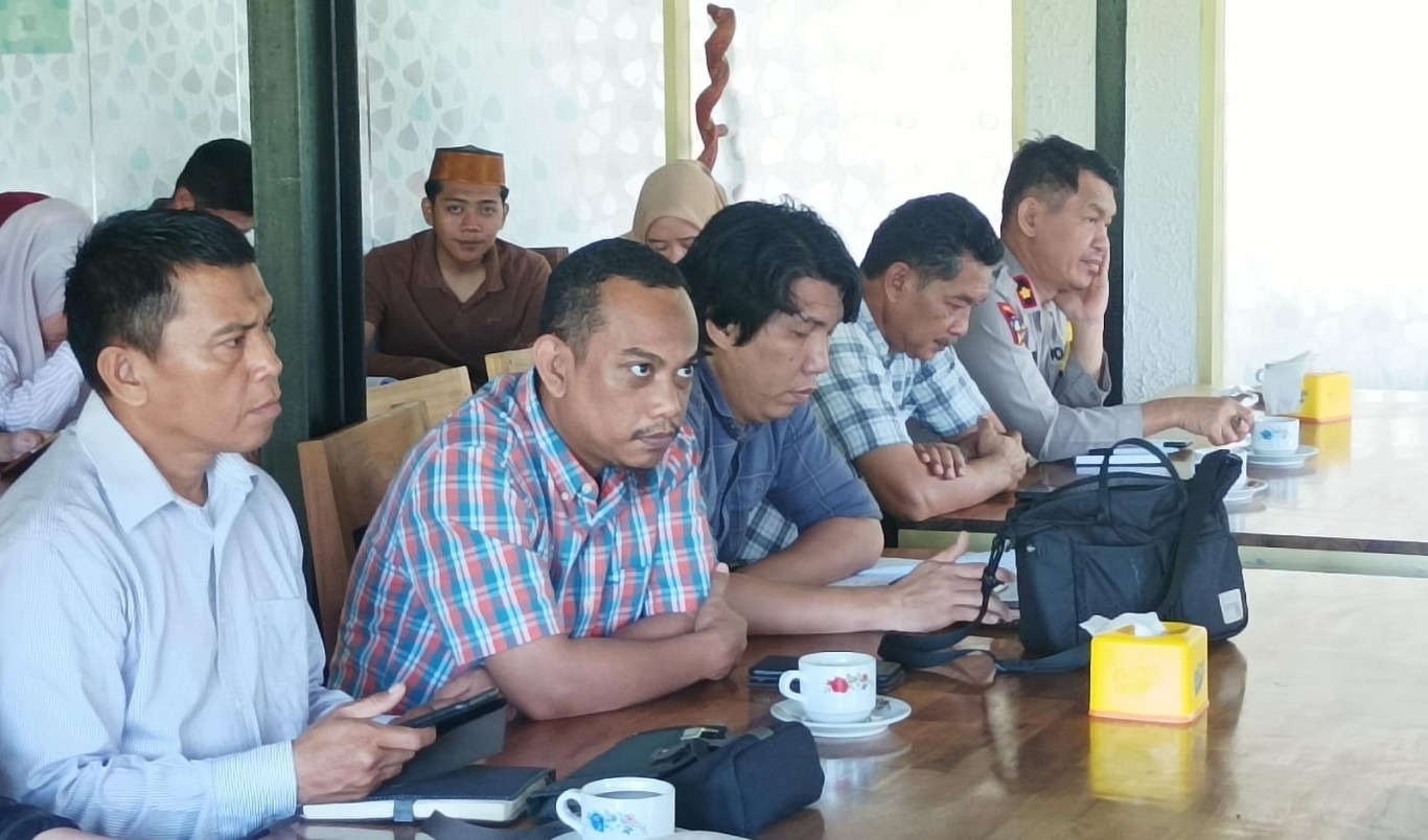 IST HADIRI SOSIALISASI--Anggota Bawaslu Kabupaten Maros menghadiri sosialisasi KPU Maros, di Rm Amory, Jl. Anjangsana, Sabtu (20/7)