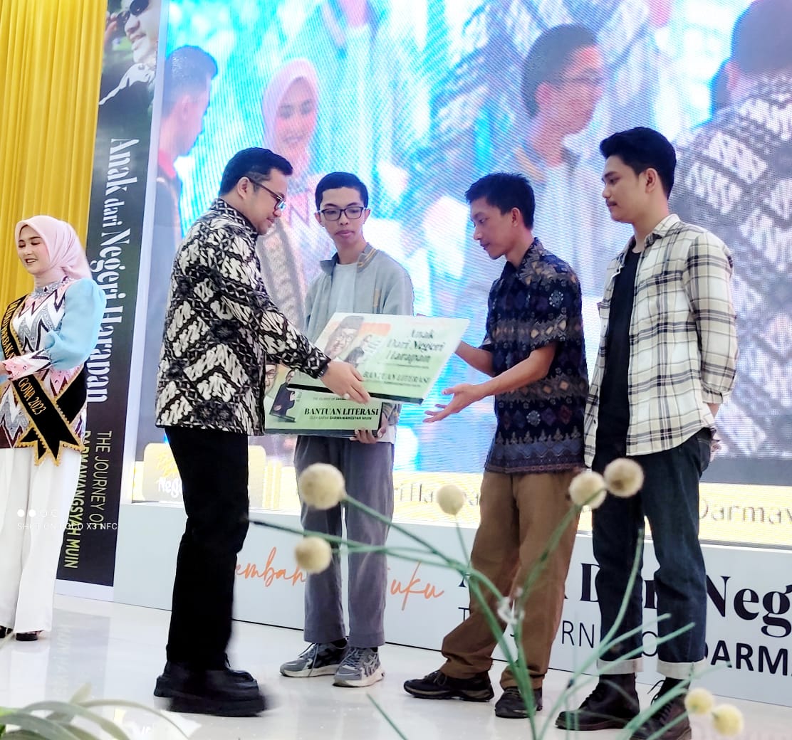 BKM/SAR SERAHKAN- BANTUAN--Bakal calon bupati Gwoa DM menyerahkan bantuan literasi kepada tiga perwakilan pelajar dalam rangkaian persembahan buku 'Anak dari Negeri Harapan'. 