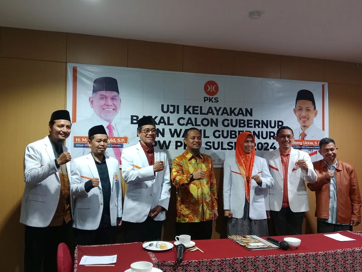 IST UJI KELAYAKAN-Bakal calon gubernur Andi Sudirman Sulaiman bersama pengurus PKS Sulsel usai menjalani uji kepatutan dan kelayakan di Hotel Swiss-Bellinn Panakkukang, Selasa (23/7).