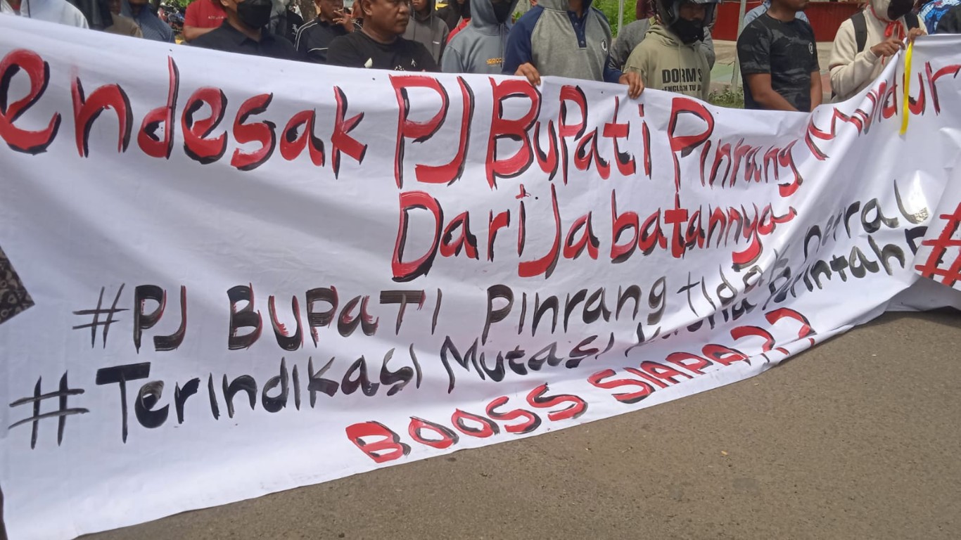 BATALKAN MUTASI -- Puluhan massa  yang tergabung dalam Aliansi Pemuda dan Masyarakat Pinrang (APMP) melakukan aksi damai didepan Kantor Bupati Pinrang, Senin (22/7). Massa aksi mendesak Pj Bupati netral di Pilkada dan membatalkan mutasi pejabat. 