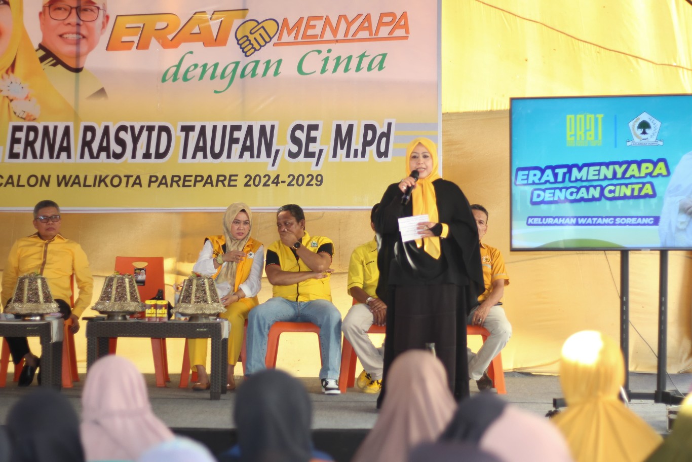 IST ERAT MENYAPA--Bakal calon wali kota Parepare Erna Rasyid Taufan dalam acara silaturahmi Erat Menyapa di Jalan Petta Unga, Kelurahan Watang Soreang, Parepare, Senin (22/7)
