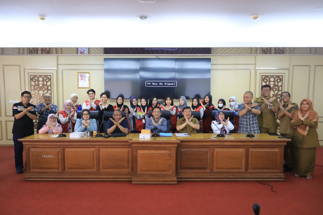 IST USAI PEMBAHASAN--Ketua dan Anggota Pansus usai pembahasan terhadap Ranperda tentang RPJPD Provinsi Sulsel di lantai II Gedung Tower DPRD Sulsel, Selasa (23/7)  