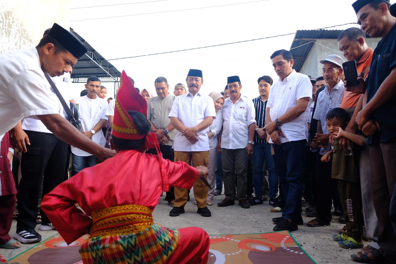 BKM/SAR KUNJUNGAN SILATURAHMI--Bakal calon bupati Gowa H Abd Rauf Malaganni Karaeng Kio melakukan kunjungan silaturahmi di Desa Pabbentengang, Bajeng. 