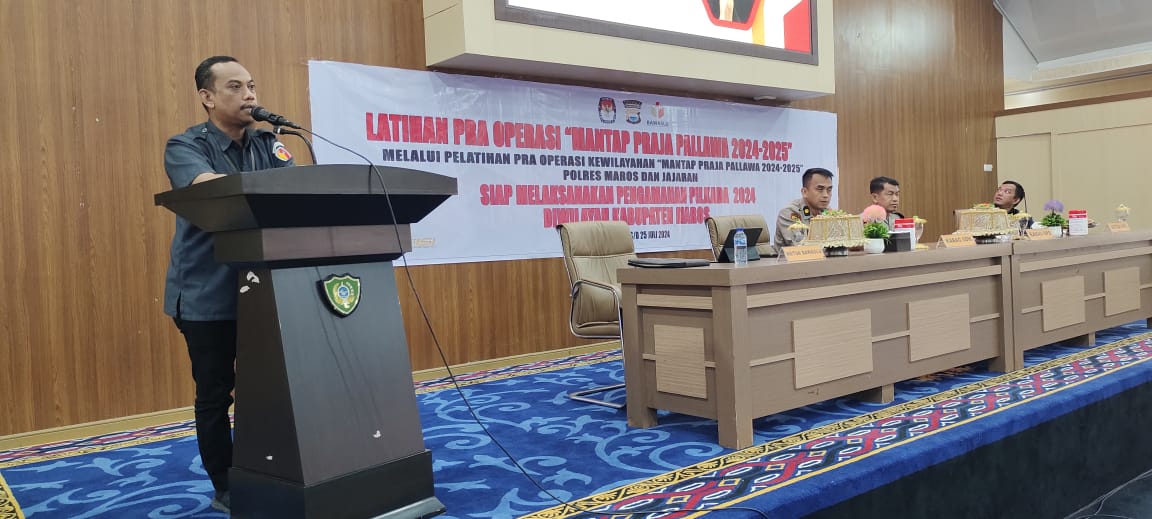 IST JADI PEMATERI--Ketua Bawaslu Kabupaten Maros Sufirman menjadi pemateri dalam Latihan Pra Operasi (Latpra Ops) Mantap Praja Pallawa 2024-2025 di Gedung Baruga Pemda Maros, Selasa (23/7)