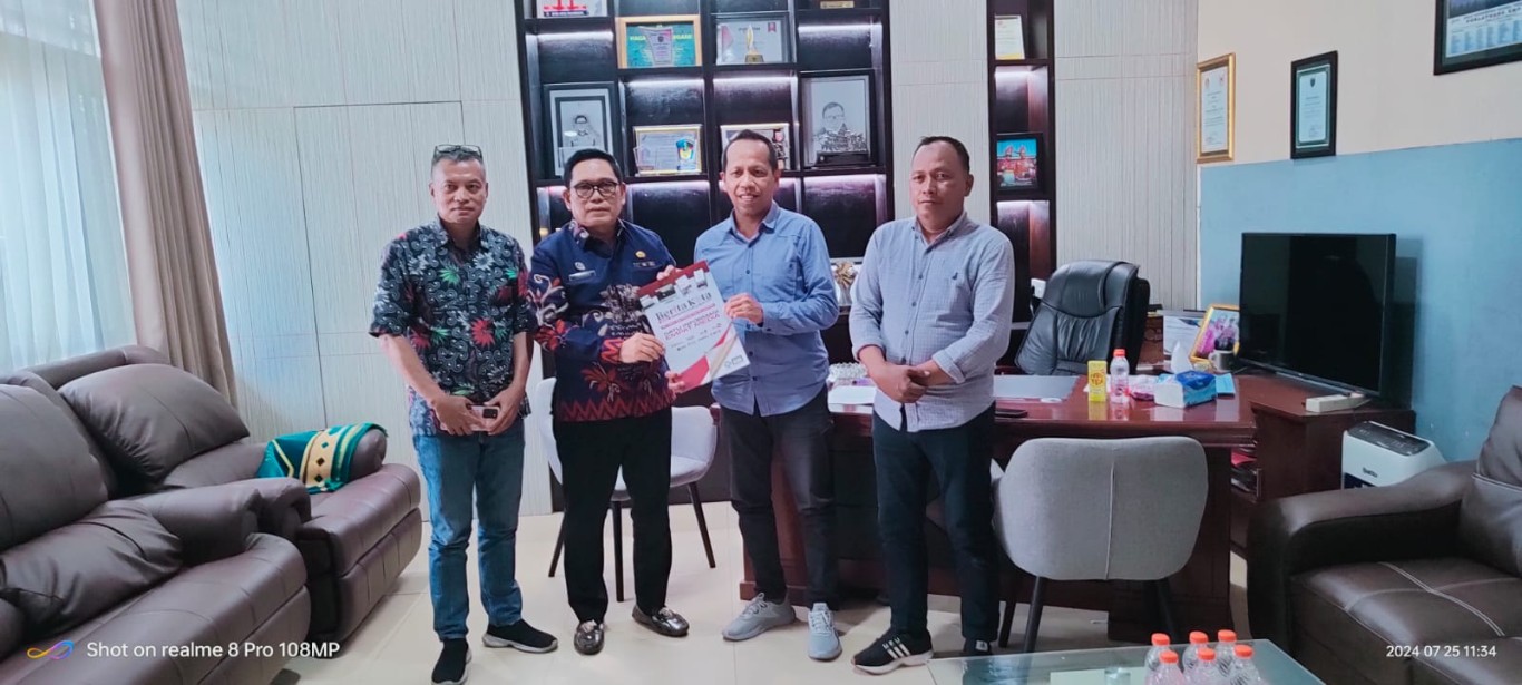 IST  AUDIENS -- Direktur BKM Muh Arsan Fitri, Manajer Personalia BKM Masjidan serta Wakil Pemimpin Redaksi Warta Shally Hidayat foto bersama Kadis Pendidikan Kota Makassar Muhyiddin Mustakim usai pertemuan membahas rencana pelaksanaan Karnaval Merdeka,  Kamis (25/7).