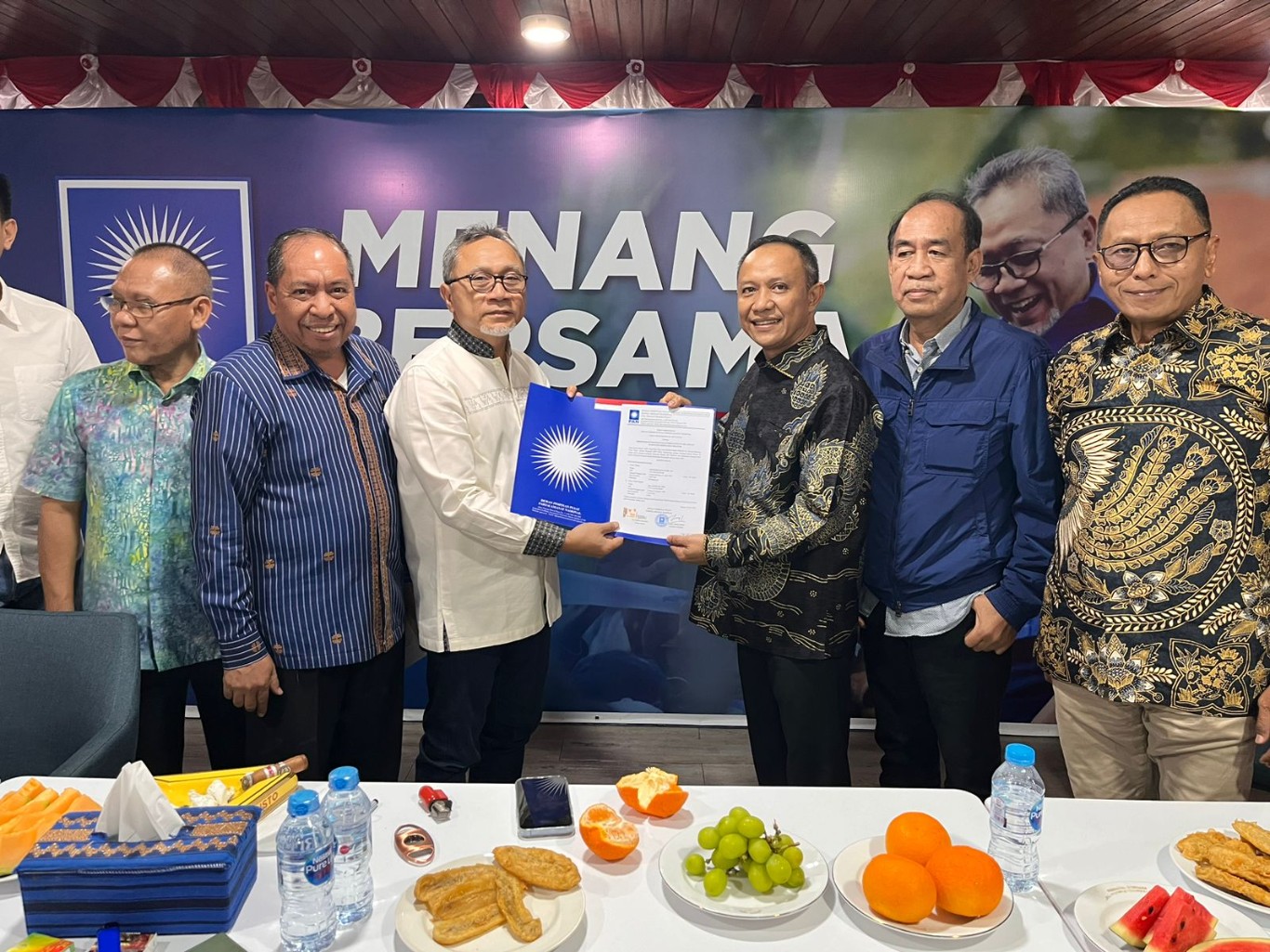 IST SERAHKAN REKOMENDASI--Ketua umum DPP PAN Zulkifli Hasan menyerahkan rekomendasi B1.KWK kepada bakal calon bupati Selayar Natsir Ali disaksikan ketua DPW PAN Sulsel Asahabul Kahfi  