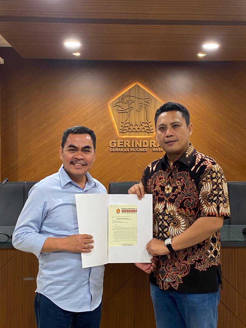 IST TERIMA REKOMENDASI--Wakil Bupati Tana Toraja dr Zadrak Tombeg menerima rekomendasi dari Ketua DPD Gerindra Sulsel Andi Iwan Darmawan Aras sebagai bakal calon bupati