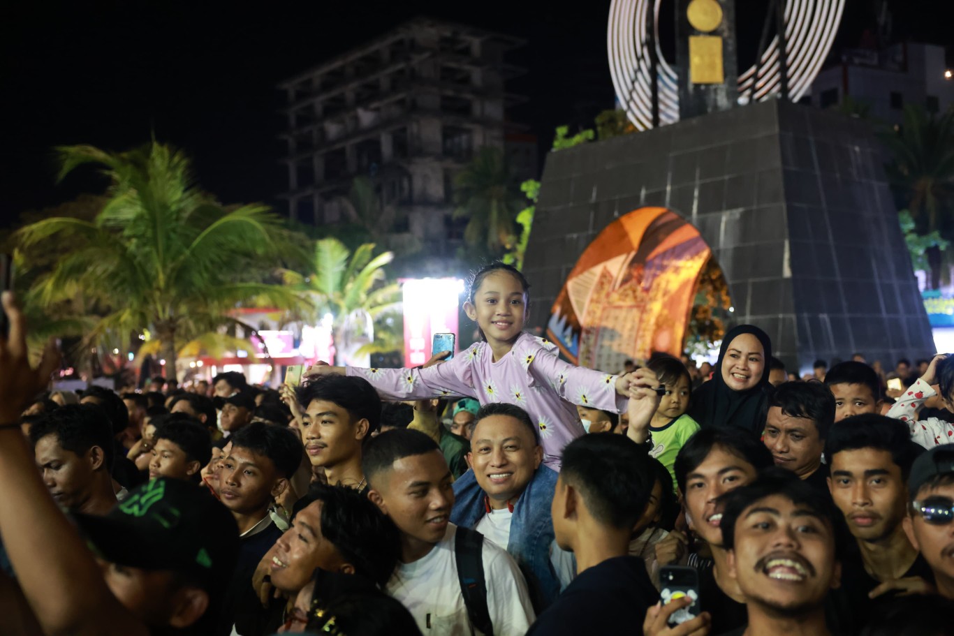 IST ANTUSIAS-Warga Makassar dan sekitarnya begitu antusias memadati kawasan panggung F8. Artis nasional dan lokal menggebrak di event tahunan ini.